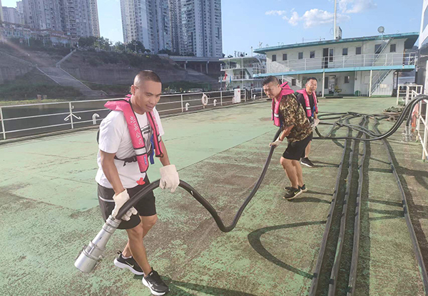 忠縣分公司游輪岸電搭接、船舶生活污水排岸創(chuàng)歷史新高2.jpg